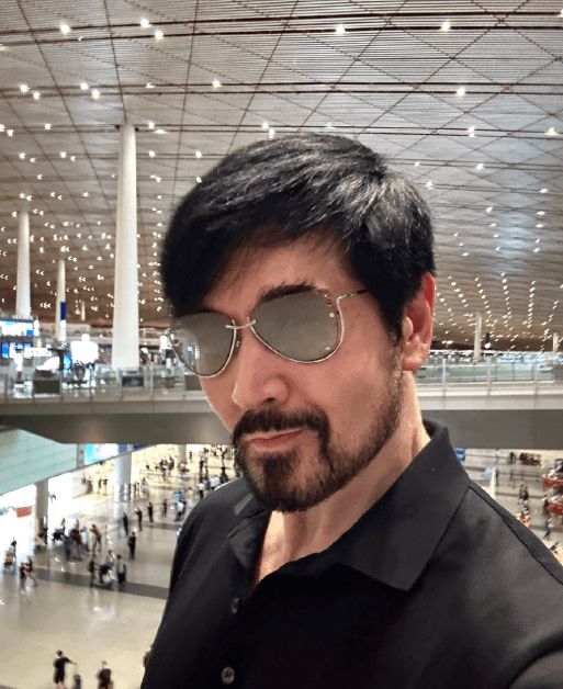 原创            62岁费翔真劳模，代表封神参加威尼斯电影节，daddy太圈粉了？