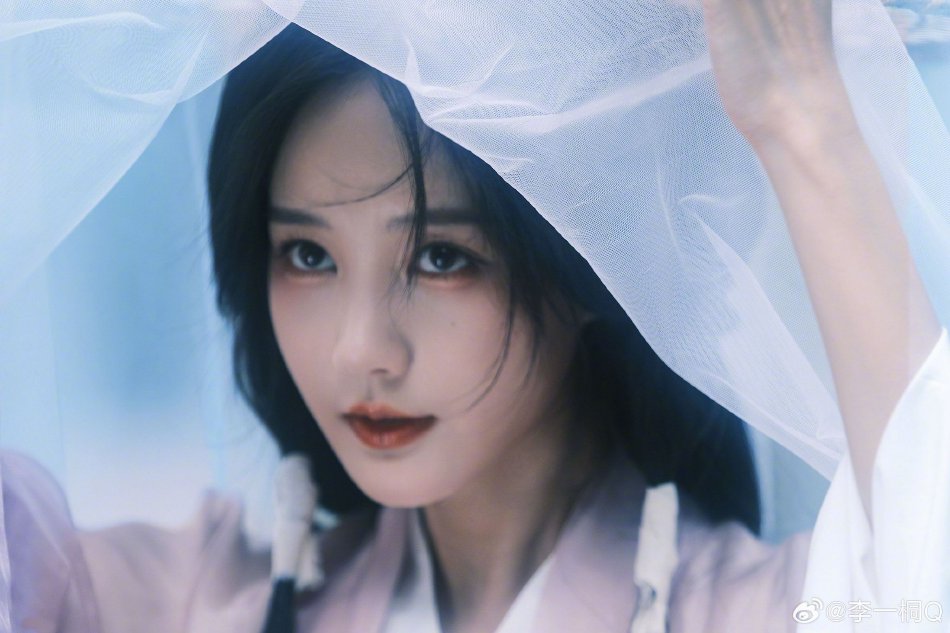 李一桐红发带古装造型写真曝光 水边回眸温婉似画中人