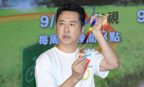 庾澄庆回应《好声音》花钱转椅子传闻：没听过，替李玟感到难过