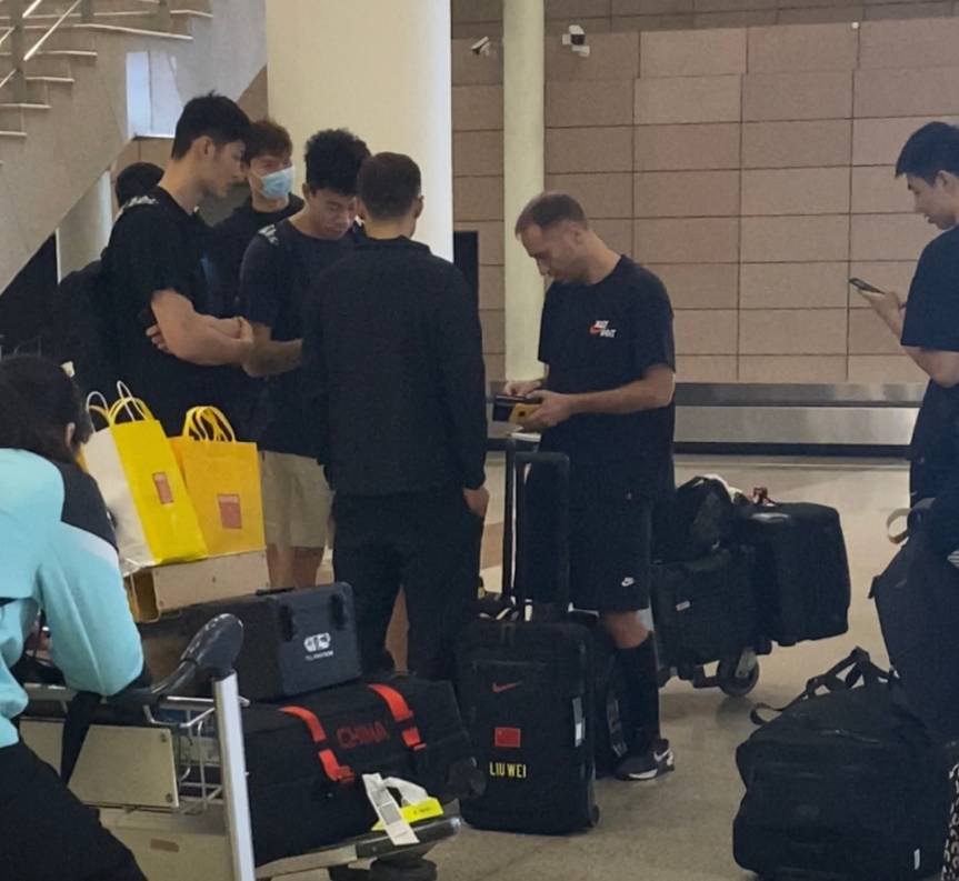 原创
            太惨了！中国男篮抵达国内没有鲜花掌声 乔帅孤零零一人搭地铁