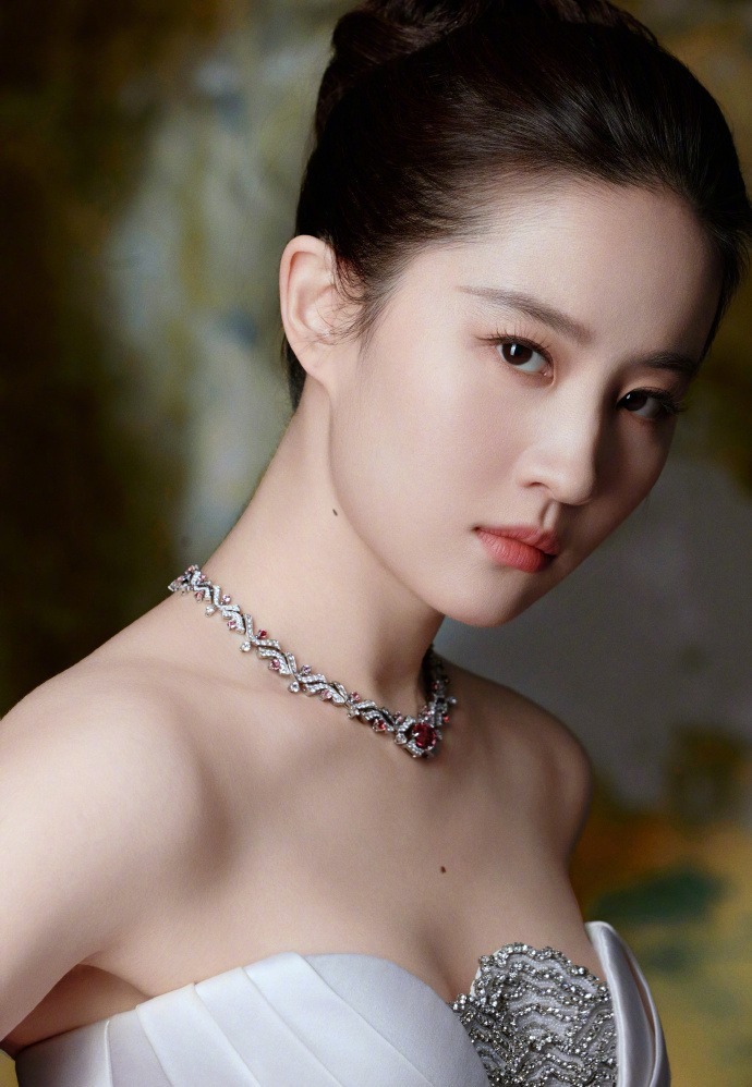 刘亦菲玫红色长裙复古气息拉满 美丽如童话中公主