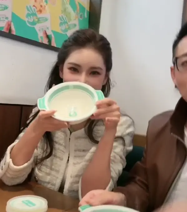 马筱梅一口气喝完豆汁，张兰都震惊了，网友：这情绪价值拉满了
