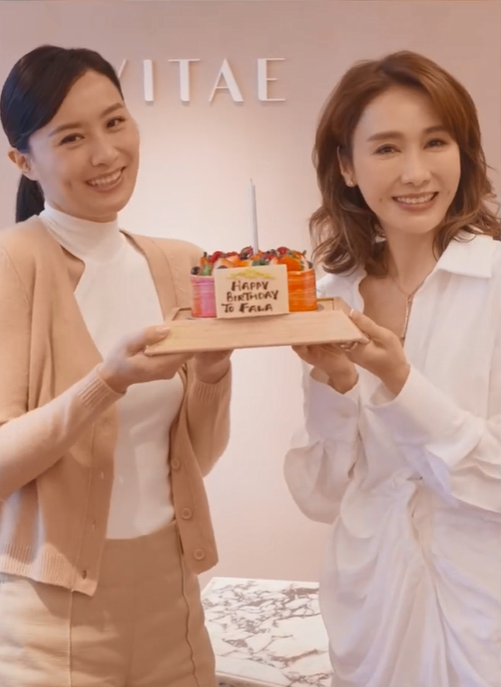 黎姿送蛋糕为陈法拉庆生 美女同框吹蜡烛画面养眼