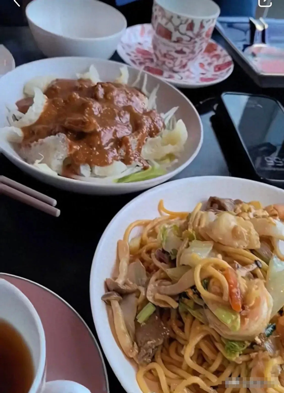 82岁蔡澜不养生不忌口，吃油腻午餐：炒油面，猪皮，香肠！太香了