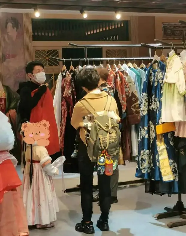 撒贝宁携全家体验汉服 妻子李白古装扮相明艳迷人