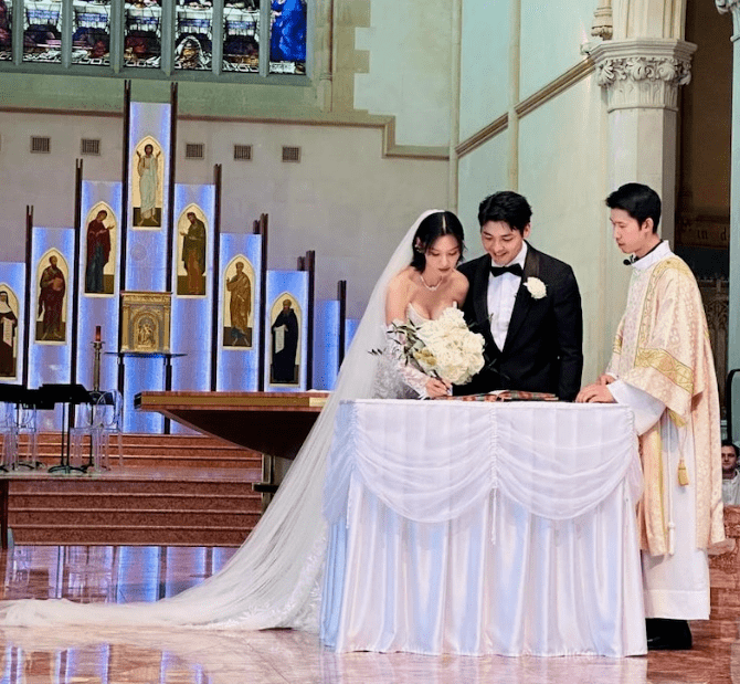 恭喜！香港知名女星补办婚礼！老公是TVB前男星，不介意做继父