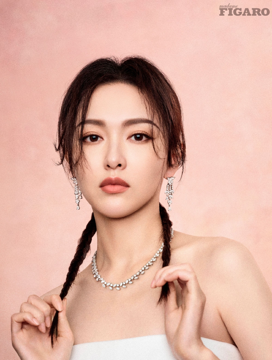 唐嫣穿白色抹胸连体装肤白貌美 麻花小辫造型少女感满满
