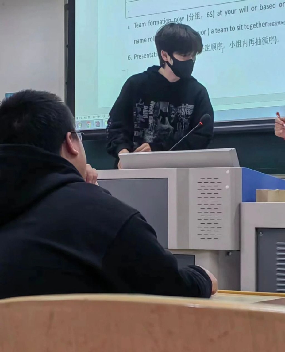 贺峻霖课堂上帮老师分组抽签 顺毛帅气少年感满满