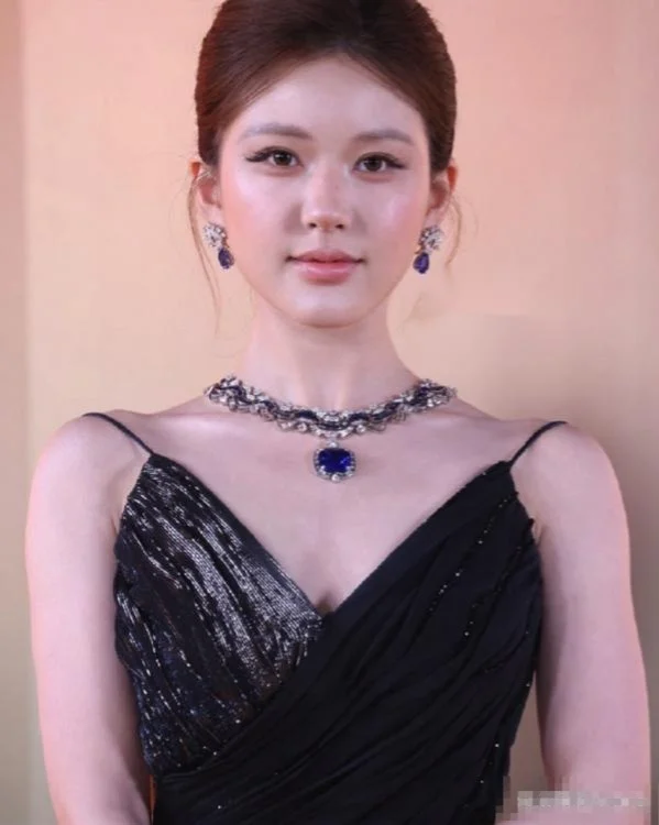 连睡觉都要上“科技”，金晨被质疑整容，鼻子嘴巴里塞异物引热议