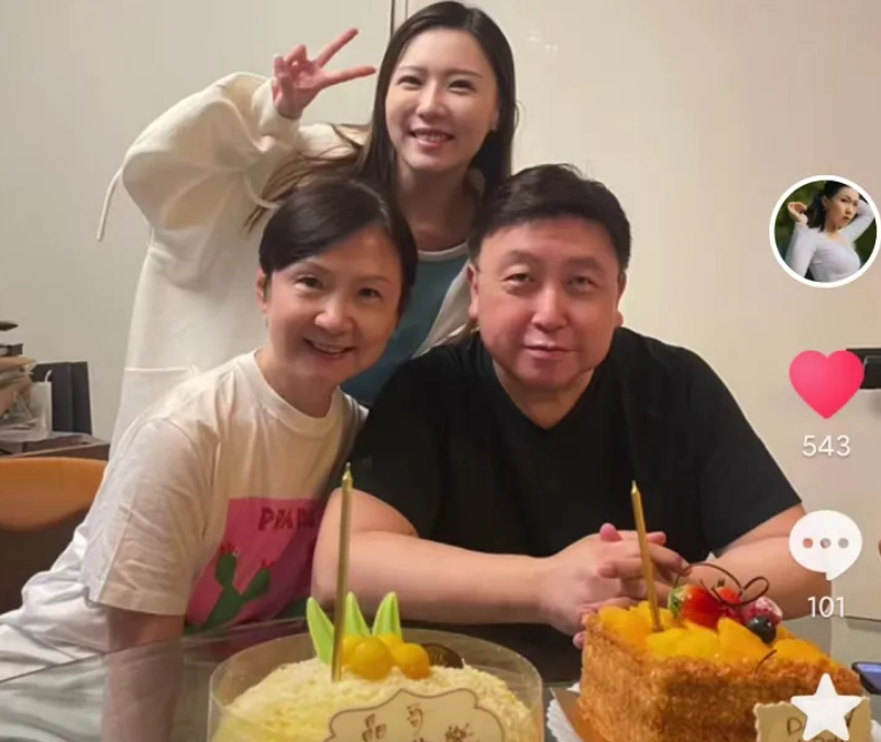 王晶与妻女庆祝68岁生日 女星邱意浓亲密同框不避嫌