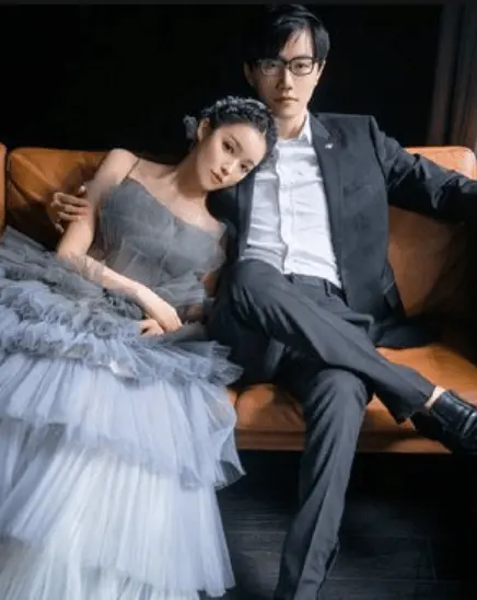 好友互撕！王思聪懒得理会，携四个火辣美女赴澳门玩，在香奈儿狂吃三明治