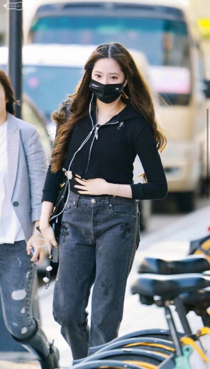 欧阳娜娜妹妹参加综艺选秀 路透照青春靓丽神似姐姐
