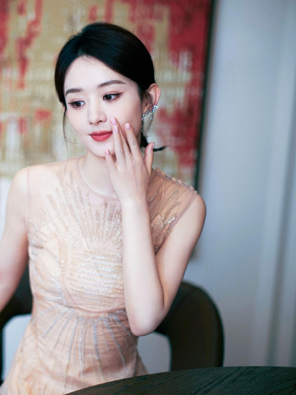 赵丽颖扎“小揪揪”造型释出 穿杏色绣花长裙优雅又俏皮
