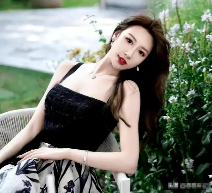 舅舅是陈佩斯，外公是影帝，爸爸是国家一级演员，甘愿当网红