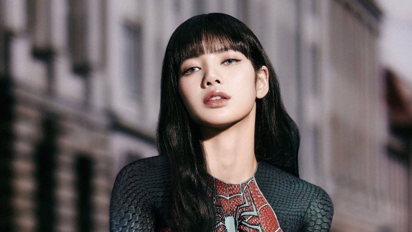 原创            Lisa更新近况！对欧美摄影师眼神超讨好很心酸，P图太狠背景歪了
