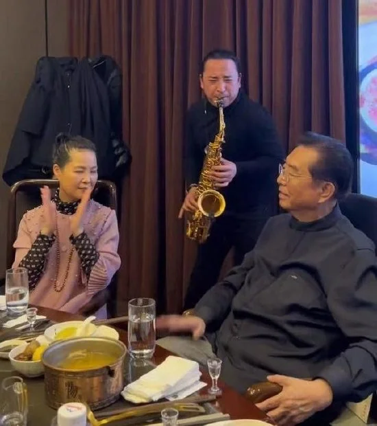 李双江夫妇聚餐视频曝光 网友猜测李天一将出狱