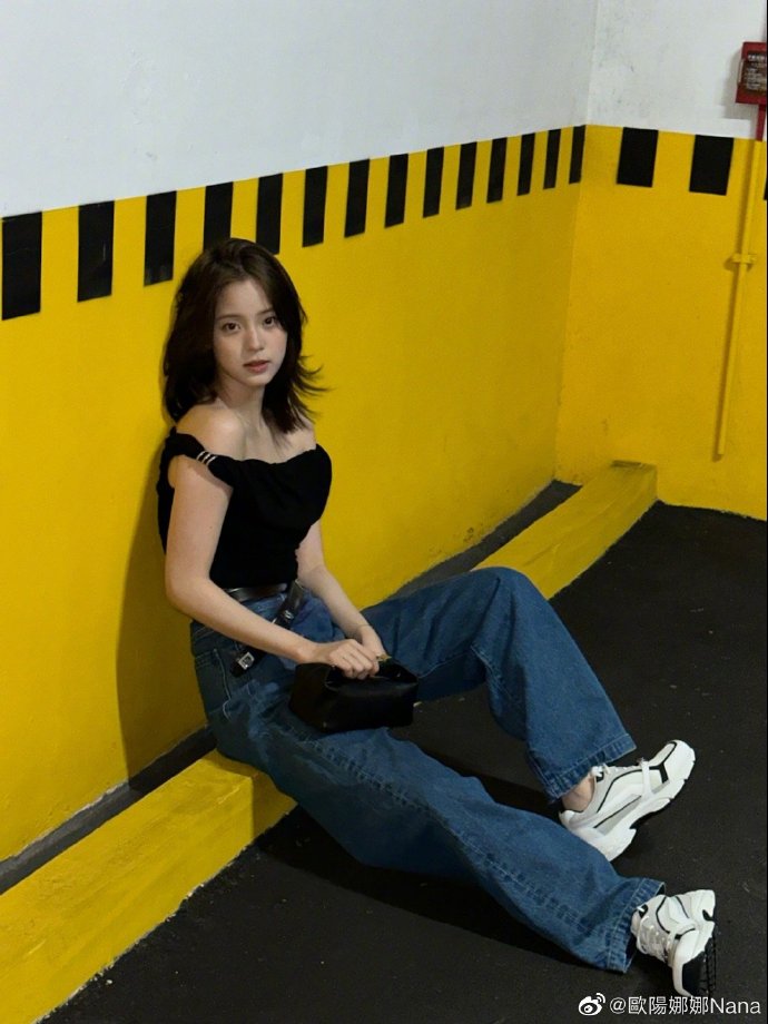 欧阳娜娜穿一字领秀美肩 黑发飘逸举止间小露性感