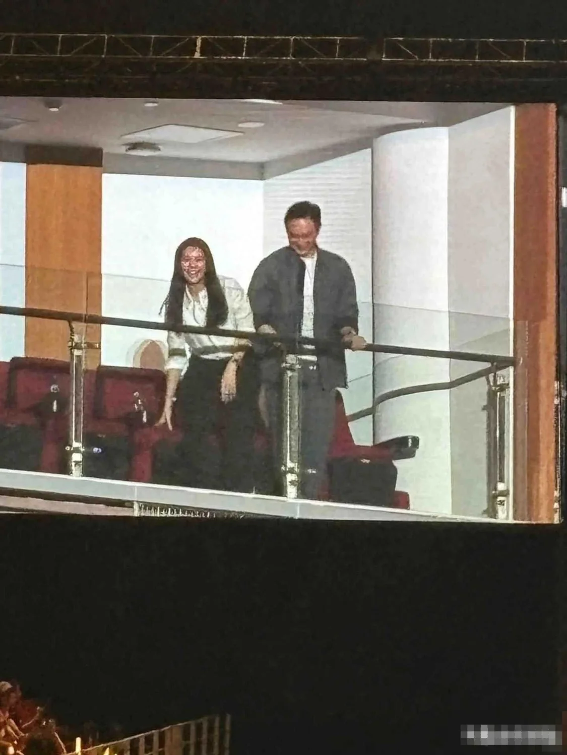 不分场合秀恩爱？张智霖袁咏仪演唱会接吻引热议，网友直呼太尴尬