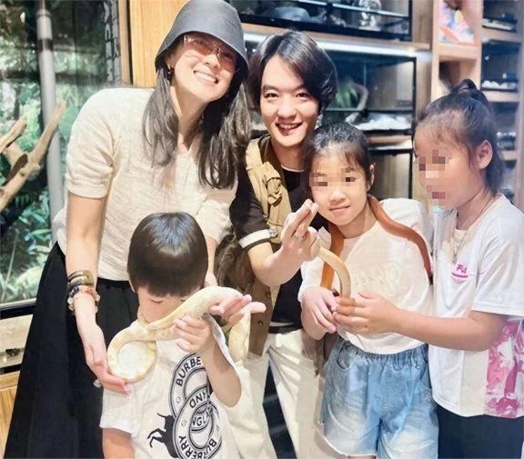 章子怡携儿女逛爬宠店，8岁醒醒一脸得意，4岁儿子手举长蛇好勇敢