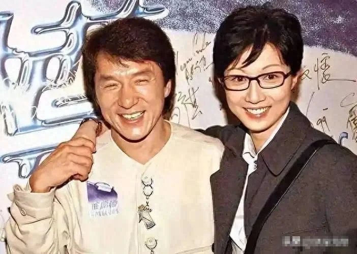 看到林风娇与吴绮莉旧照，才明白成龙当年为啥“犯错”了，太美了