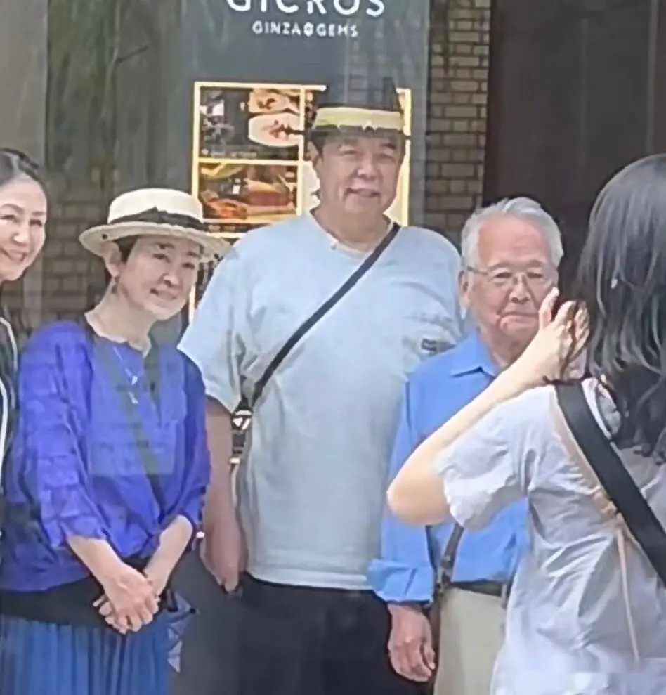 67岁张铁林陪59岁女友游日本，戴情侣帽街头合照，他老态龙钟女方自信优雅