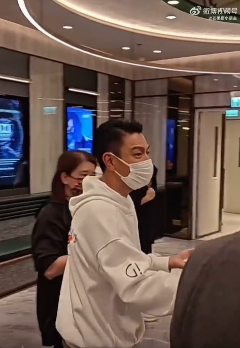 刘德华商场被女粉丝强行挽手 微笑应对被赞绅士温柔