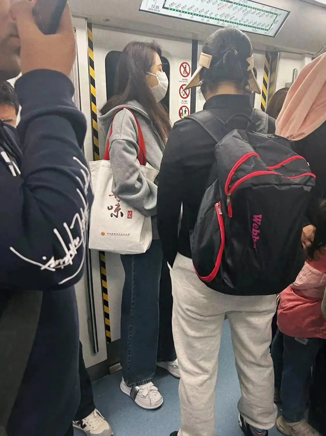 曾黎搭地铁上班被网友偶遇，运动装牛仔裤，好接地气