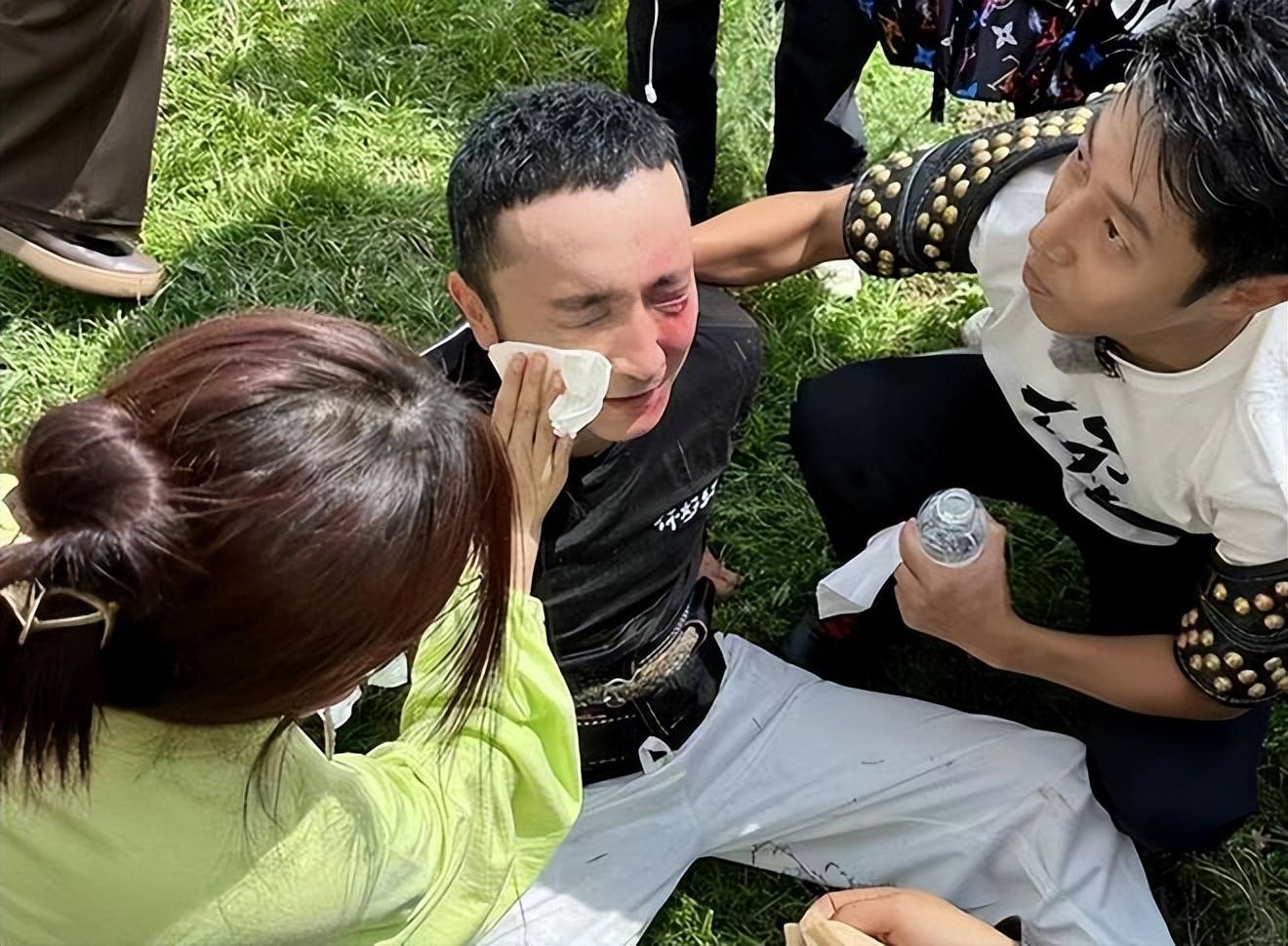 尼格买提面临事业危机，央视主持遭顶替，意外受伤引关注