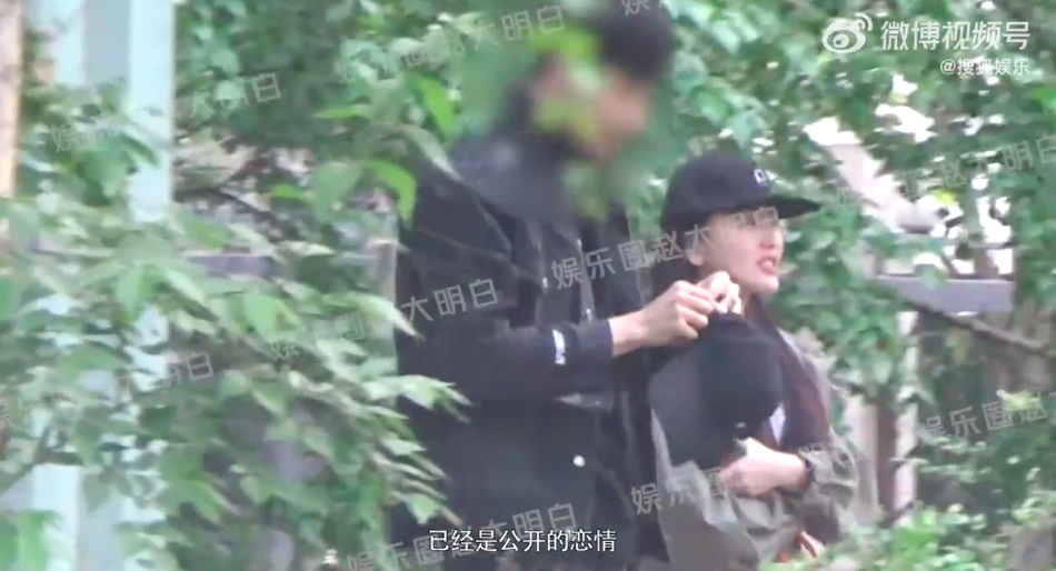 金莎与男友出街最萌身高差甜蜜 与好友聚餐一行人开心相聚