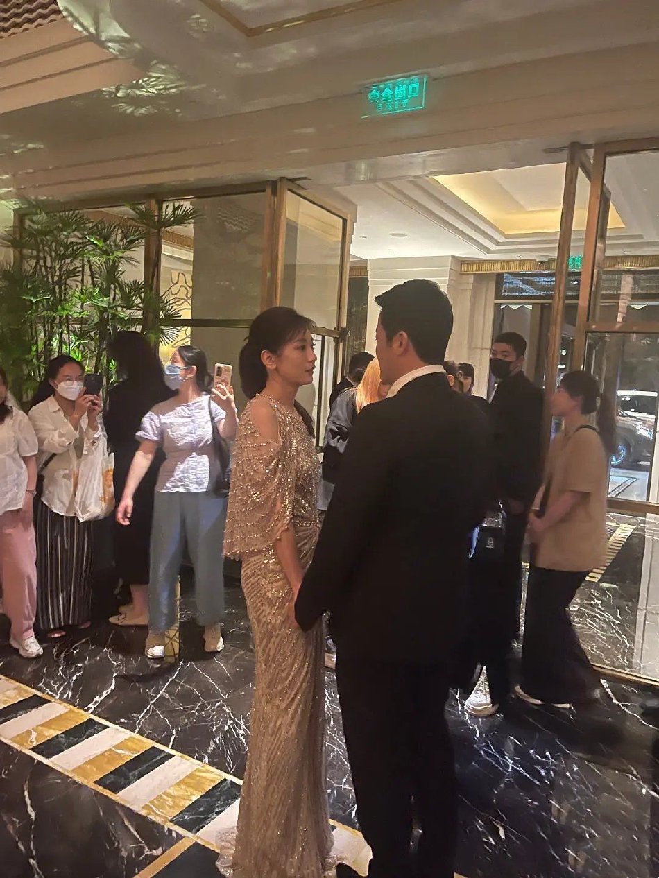 吴京贾静雯拉手热聊被偶遇 久违同框梦回《小李飞刀》