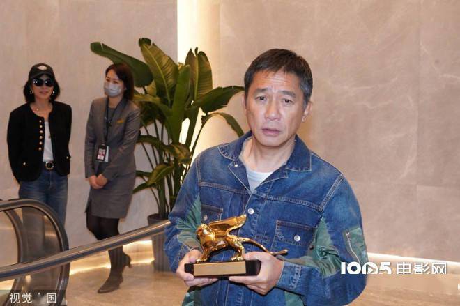 梁朝伟获终身成就金狮奖后返港 与刘嘉玲共捧奖杯