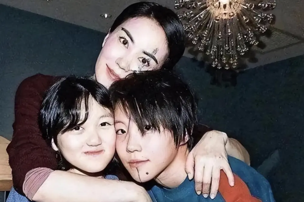 同是王菲的基因，把窦唯的女儿和李亚鹏的女儿对比，差距就出来了
