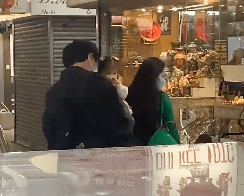郭碧婷带向佐女儿逛街被偶遇 一家三口亲密有爱没架子