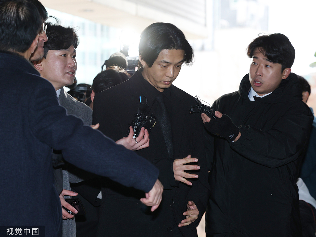 刘亚仁因涉嫌吸毒出席首次公审 一身黑衣面容憔悴