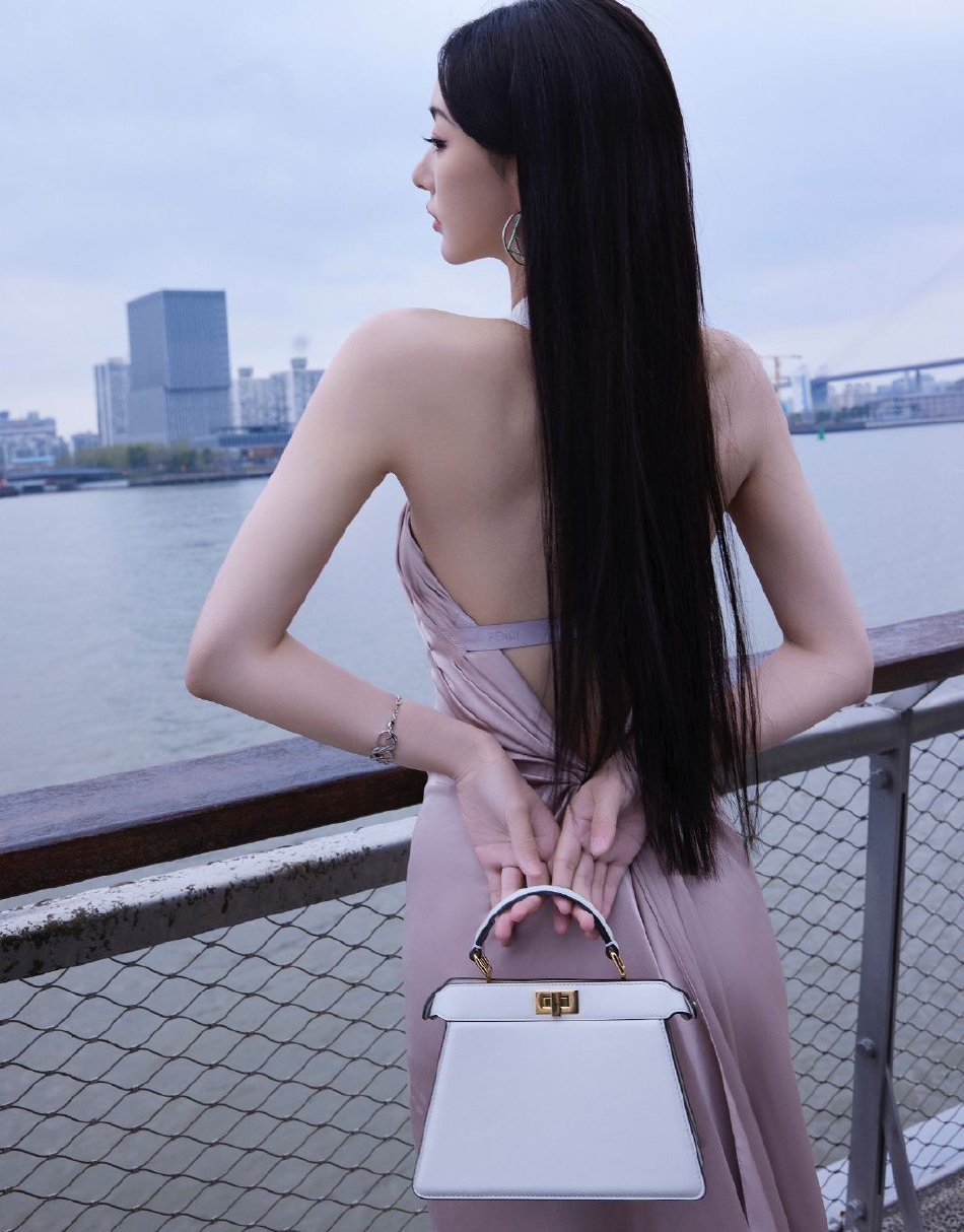 孔雪儿海滨天台高调秀美背 黑发浓密精致举止优雅高贵