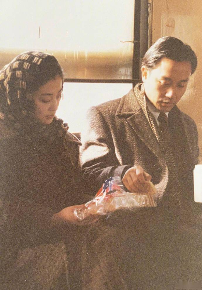 梅婷晒《红色恋人》旧照 和张国荣拍戏开心到飞起