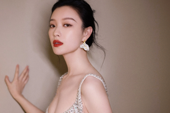 倪妮穿粉色亮片裙宛若星河玫瑰 露性感美背大秀好身材