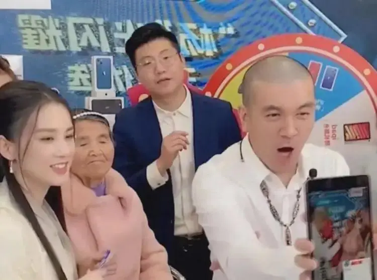 杨子89岁母亲现状：活成“工具人”，被全家各种消费，疲惫不堪？