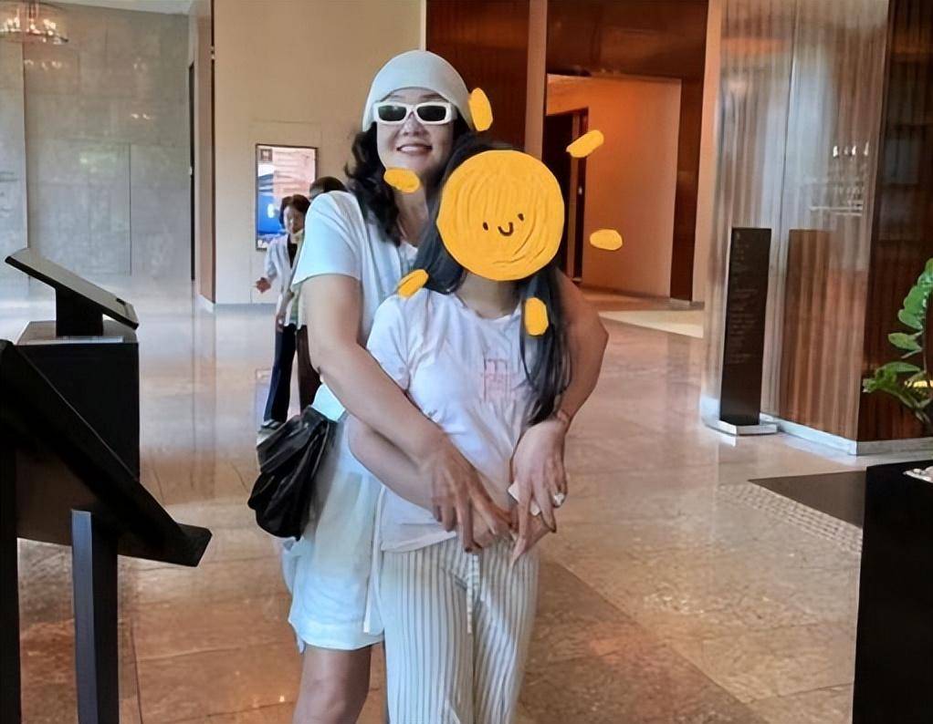 原创            张兰毫不畏惧大S提告，直播时曝光孙儿孙女长相，比汪小菲猛多了