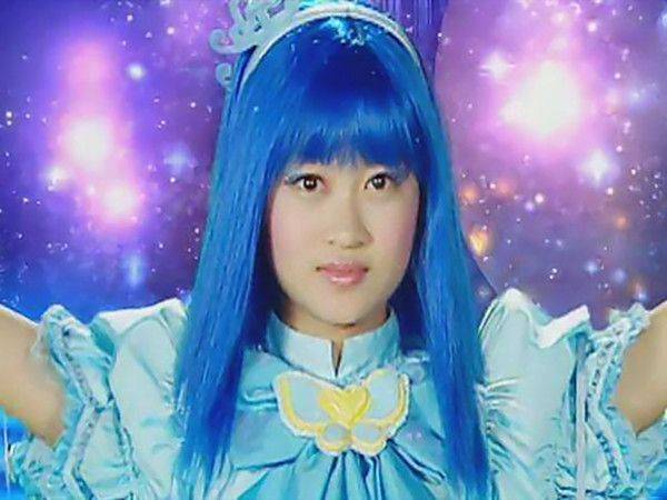 原创            《巴啦啦》美琪妈妈近照，贵妇打扮贴近剧照，女儿已经这么大了