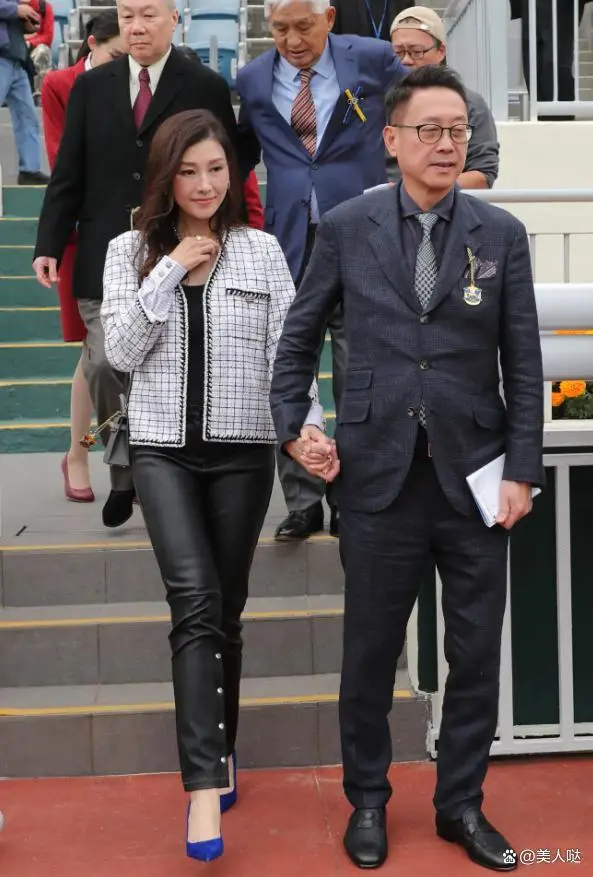 李嘉欣穿小香风搭无痕裤优雅又撩人，难怪许晋亨一直紧握她不放