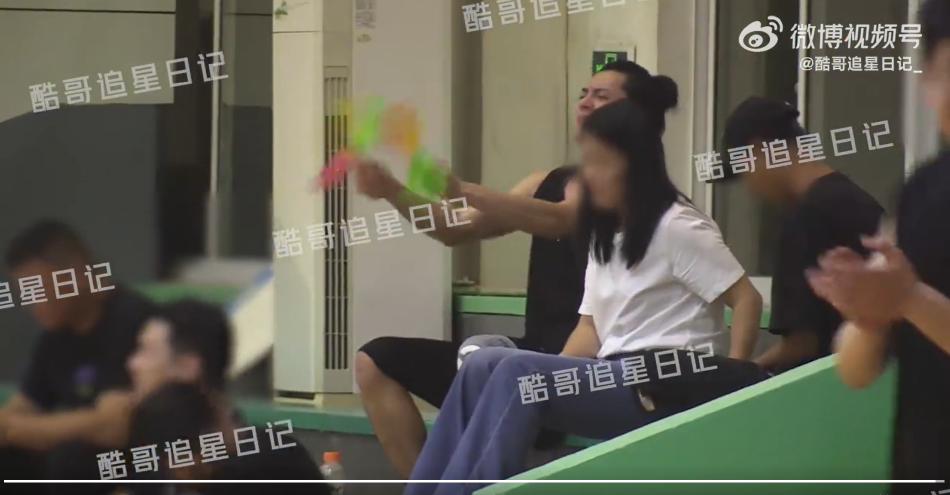 王鹤棣又被拍到打篮球 候场时双手举玩具为队友加油