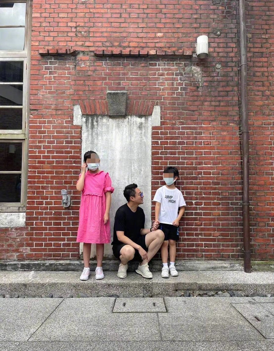汪小菲晒与孩子八年前后合影 给儿子女儿脸部打马赛克