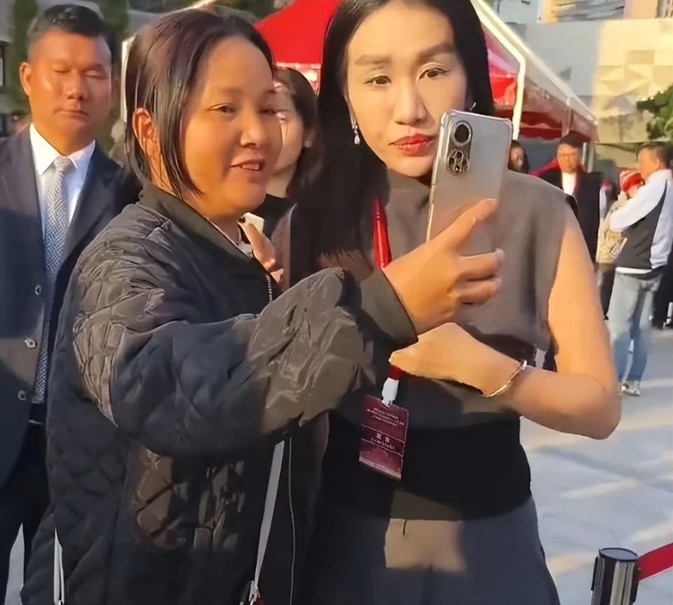 何超盈6岁女儿像爸爸，长相憨厚可爱，说话也很温柔