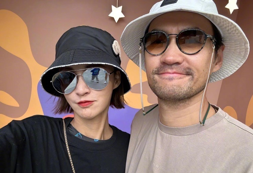 张歆艺袁弘一家三口逛主题乐园 同看动画片回归童真