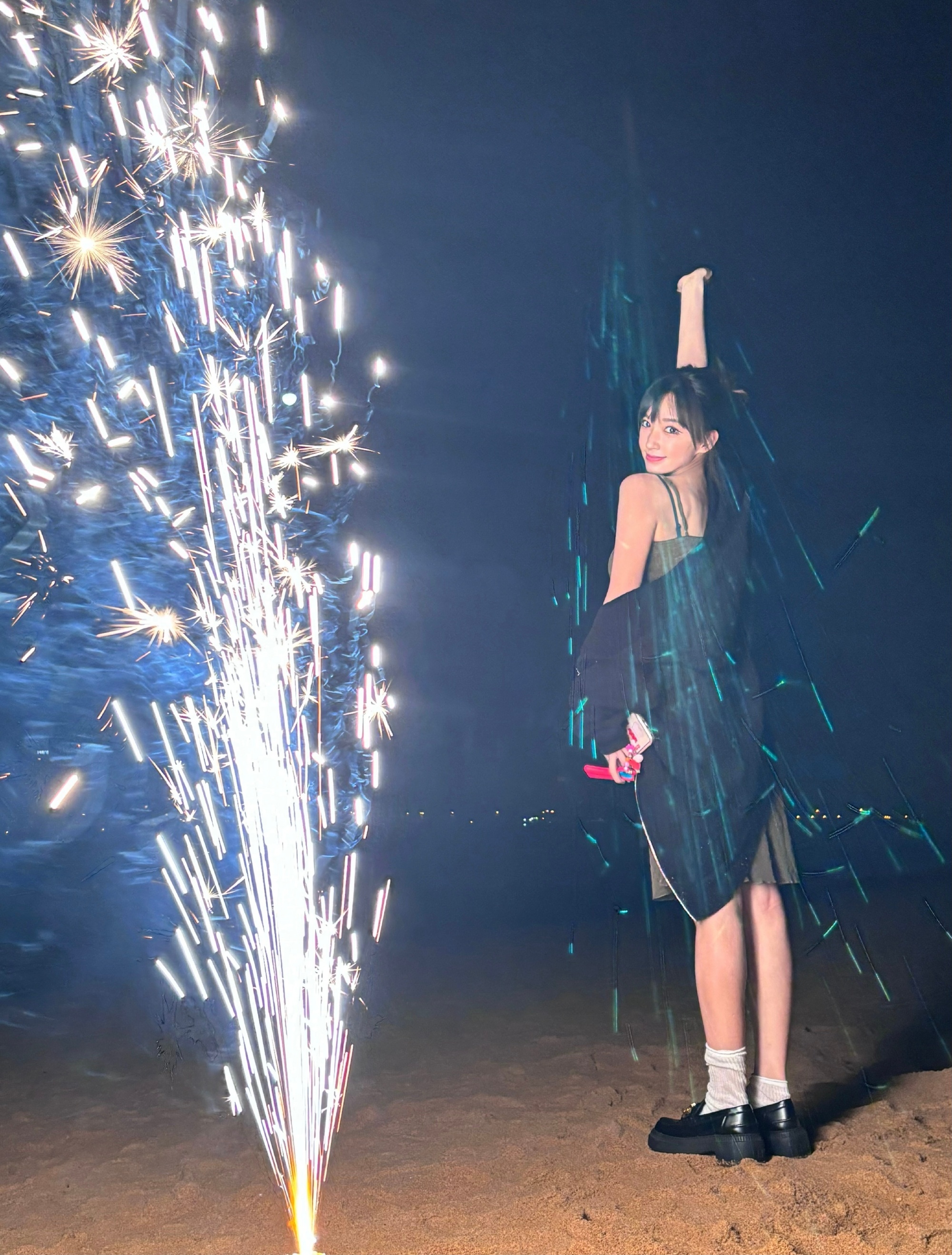 程潇夜晚烟花写真 小露香肩松弛自然