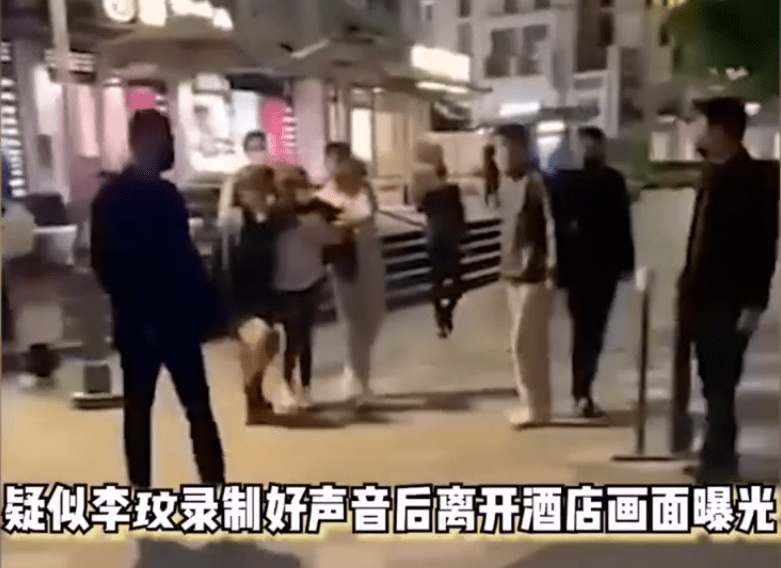 李玟好声音摔倒离开画面被曝光 舞台上表情痛苦被两人搀扶走路