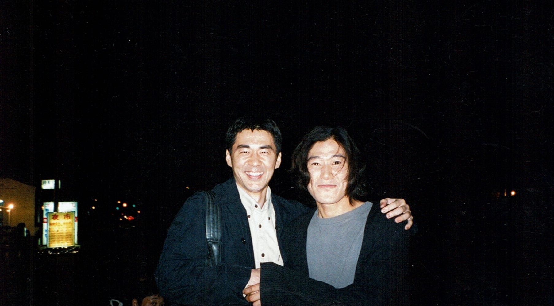 矢野浩二晒与陈建斌早年合照 纪念来中国23周年