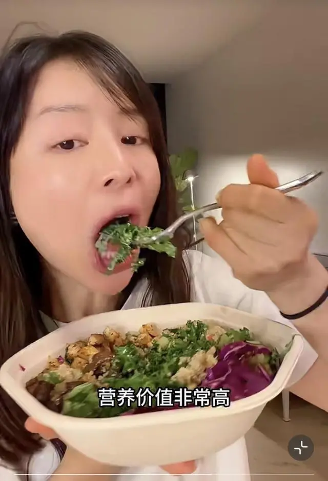 张静初分享吃素日常，断崖式衰老，网友耿直开麦：学学隔壁孙俪吧