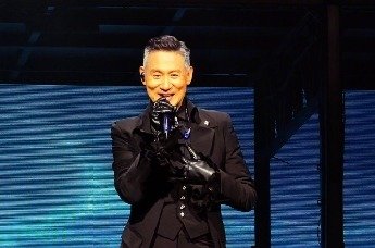 61岁张学友开演唱会 舞台上秀一字马状态极好